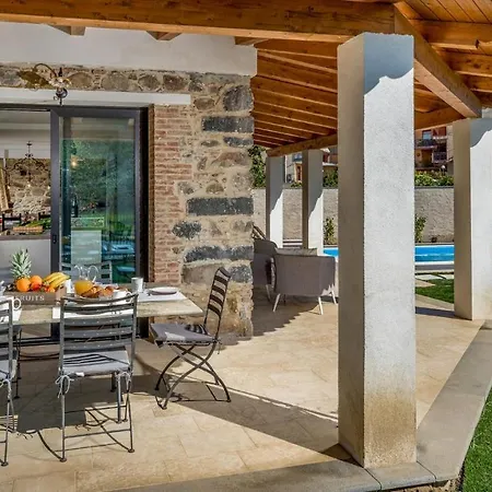 Villa Gallus 6, Emma